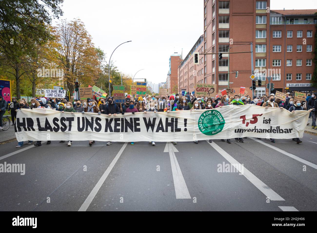 Fronttraspi: Ihr lasst uns keine Wahl! // You don't leave us any choice! Am 22. Oktober 2021 versammelten sich mehrere zehntausend Menschen aus ganz Deutschland in Berlin, um mit Fridays for Future Druck auf die Koalitionsverhandler von SPD, Bündnis 90/Die Grünen und FDP auszuüben, damit diese die Wahlversprechen in Sachen Klimaschutz einhalten und das 1, 5 Grad Ziel nicht übertroffen wird. Diese Woche hat FFF eine Liste an Forderungen an die neue Regierung vorgestellt. Die Demonstration musste auf Grund einer Unwetterwarnung vorzeitig beendet werden. * On October 22nd, 2021 multiple ten Stock Photo