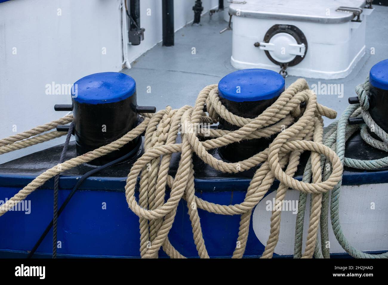 rope on a river boat Stock Photo - Alamy