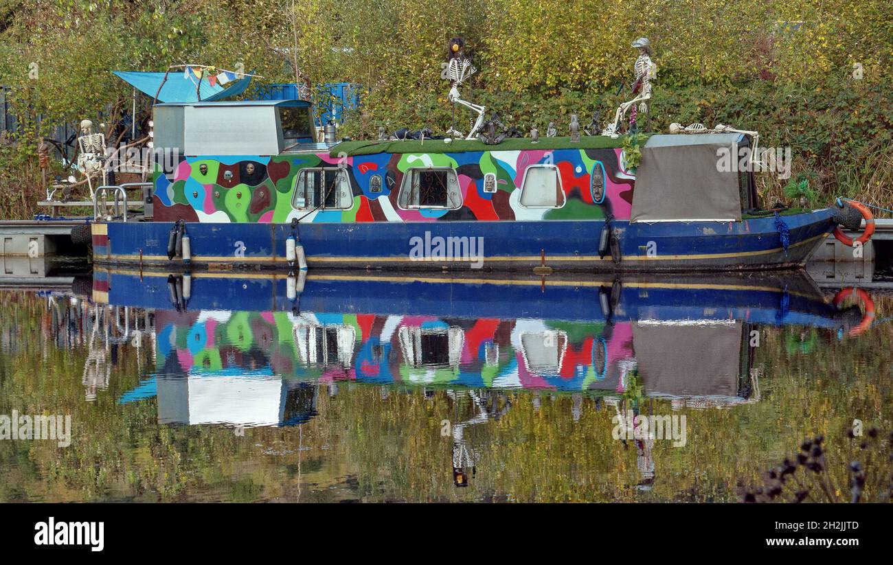Bowling, Glasgow, Scotland, UK 22nd October, 2021.UK Weather Sunny new