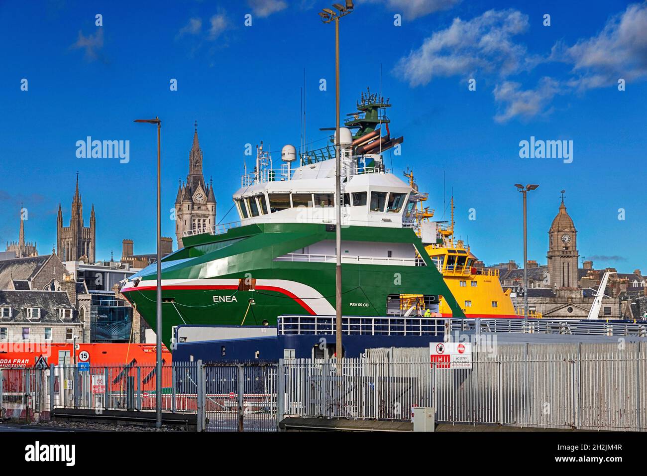 ABERDEEN CITY SCOTLAND CITY SKYLINE A SPIRE THE MITCHELL TOWER AND CLOCK FACE OF ABERDEEN TOWN HOUSE SEEN FROM HARBOUR AND THE OIL RIG VESSEL ENEA Stock Photo