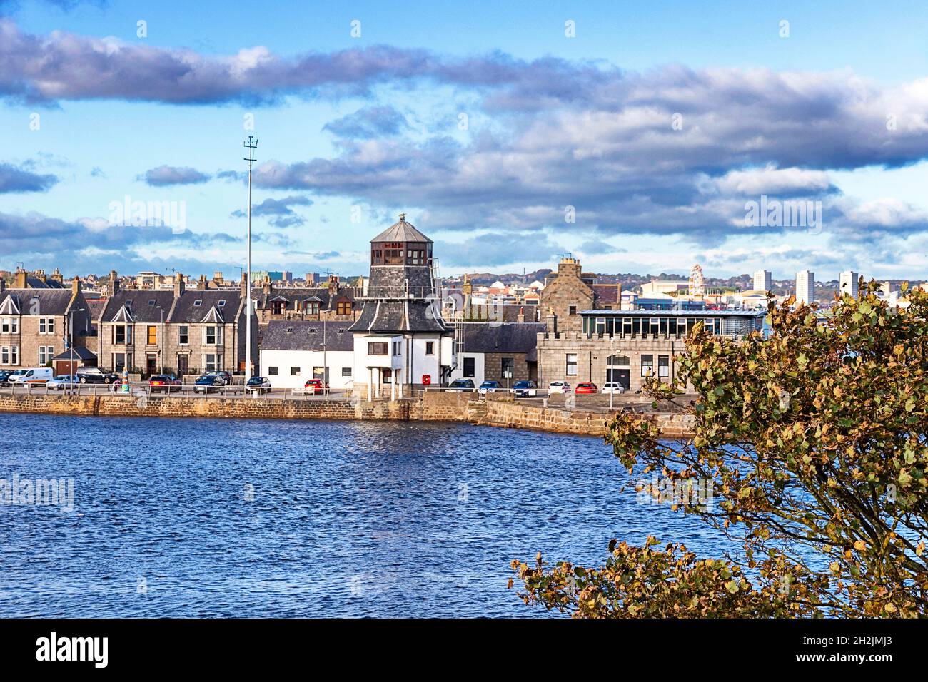 ABERDEEN CITY SCOTLAND HARBOUR NORTH PIER WITH OLD WHITE ROUNDHOUSE IN 