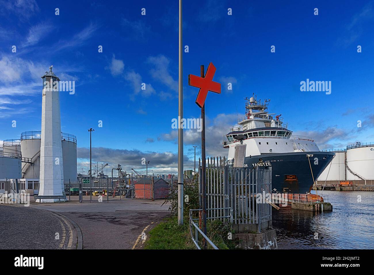 ABERDEEN CITY SCOTLAND THE HARBOUR A LEADING LIGHT AT THE JUNCTION OF