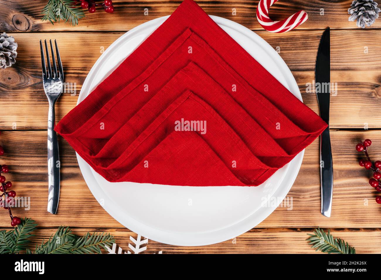 https://c8.alamy.com/comp/2H2K26X/step-by-step-tutorial-fold-linen-napkin-in-shape-of-christmas-tree-new-year-table-setting-step-3-same-way-set-all-four-layers-of-napkin-aside-di-2H2K26X.jpg