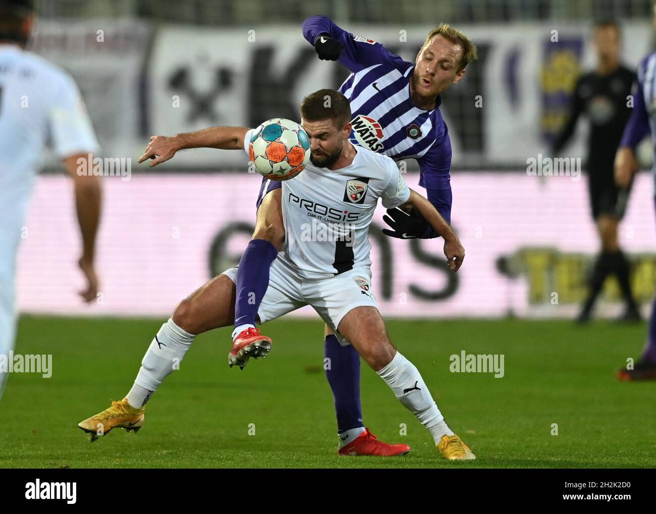 Aue, Germany. 22nd Oct, 2021. Football: 2. Bundesliga, Matchday 11, FC Erzgebirge Aue - FC Ingolstadt 04 at Erzgebirgsstadion in Aue. Aue's Ben Zolinski (r) and Ingolstadt's Marc Stendera fight for the ball. Credit: Hendrik Schmidt/dpa-Zentralbild/dpa - IMPORTANT NOTE: In accordance with the regulations of the DFL Deutsche Fußball Liga and/or the DFB Deutscher Fußball-Bund, it is prohibited to use or have used photographs taken in the stadium and/or of the match in the form of sequence pictures and/or video-like photo series./dpa/Alamy Live News Stock Photo
