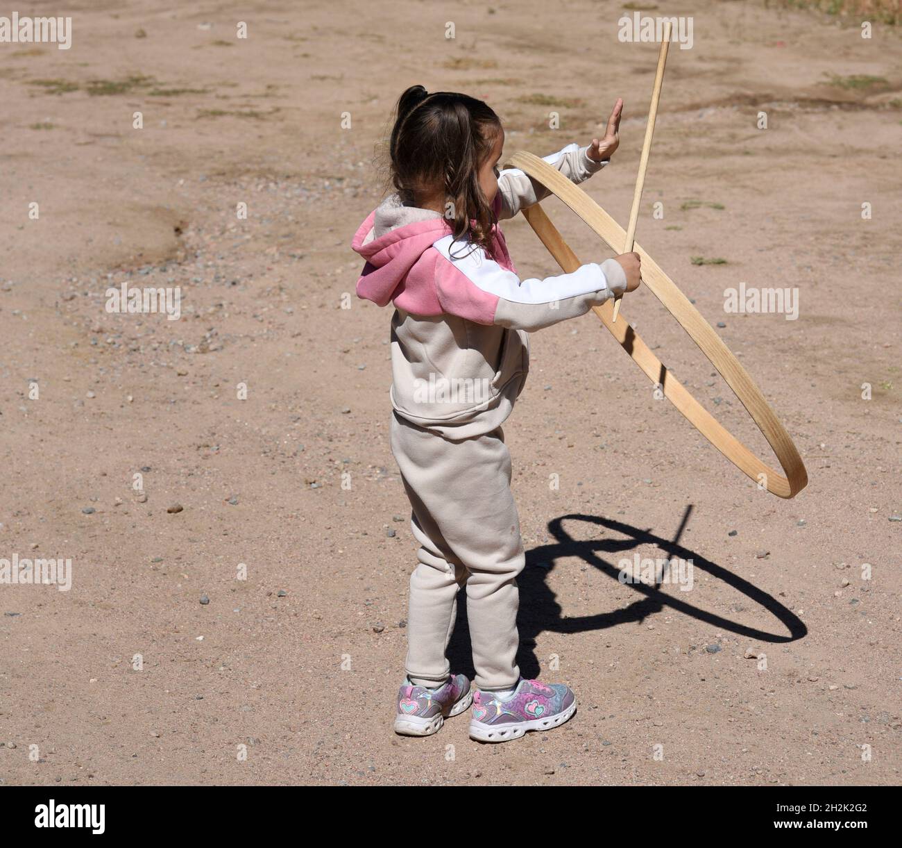 Joven indio niña jugando con hula hoop toy sobre fondo blanco - mr#736m -  rmm 151210 Fotografía de stock - Alamy