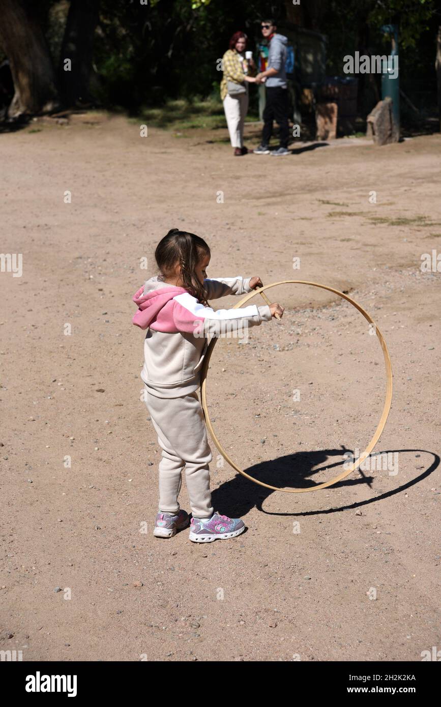 Joven indio niña jugando con hula hoop toy sobre fondo blanco - mr#736m -  rmm 151210 Fotografía de stock - Alamy