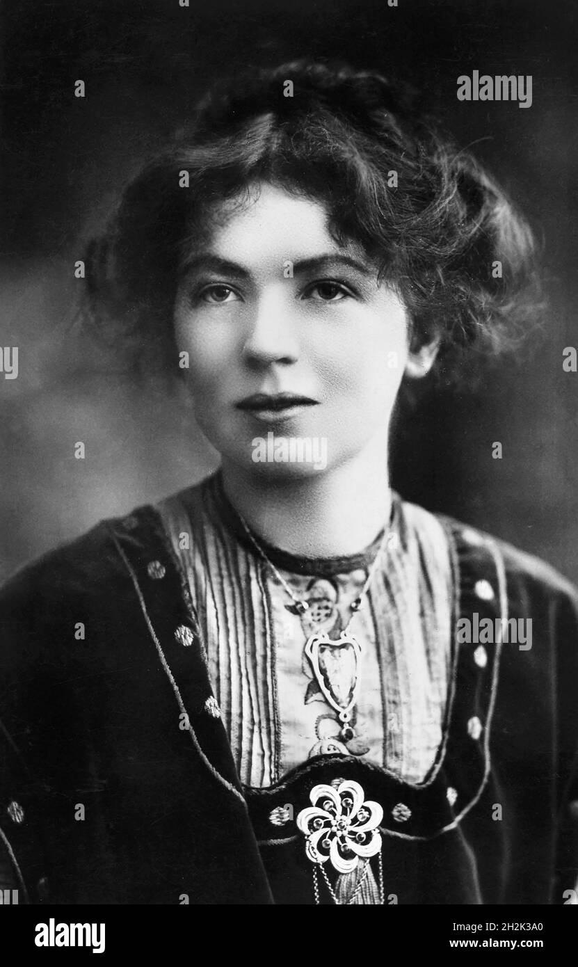 (Dame) Christabel Pankhurst (1880-1958), daughter of Emmeline Pankhurst and co-founder of the Women's Social and Political Union. She directed its militant actions from France in 1912-13., photo c. 1909 Stock Photo