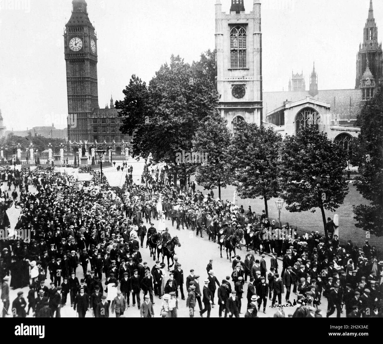 Suffragettes. Suffragette Procession at Westminster, 1908 Stock Photo