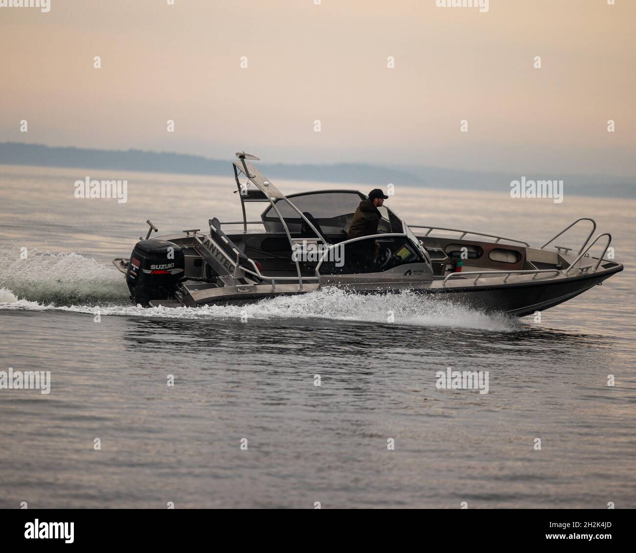 Man driving speed boat hi-res stock photography and images - Alamy
