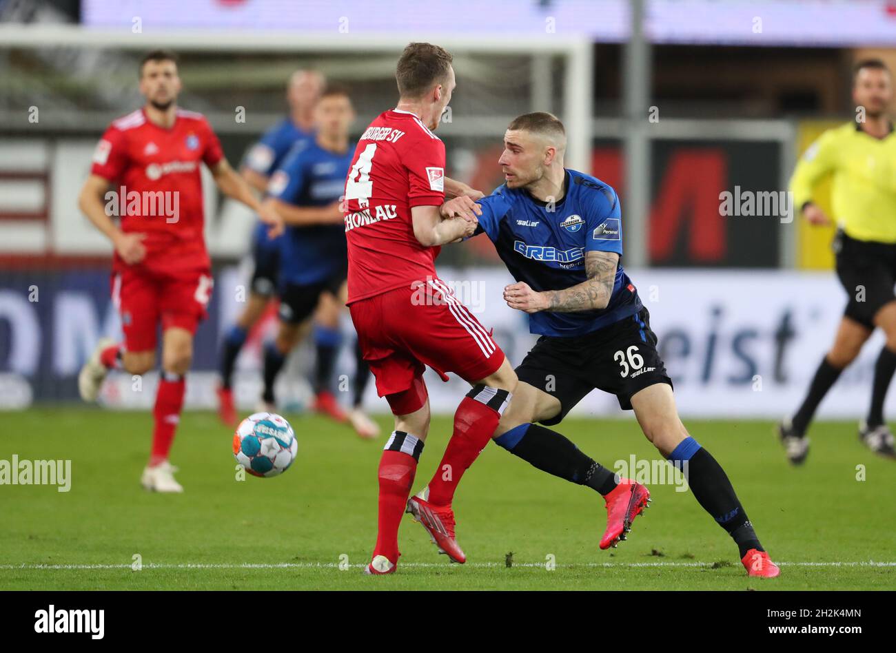 Paderborn, Germany. 22nd Oct, 2021. Football: 2nd Bundesliga, SC Paderborn 07 - Hamburger SV, Matchday 11 at Benteler Arena. Paderborn's Felix Platte (r) fights for the ball with Hamburg's Sebastian Schonlau (l). Credit: Friso Gentsch/dpa - IMPORTANT NOTE: In accordance with the regulations of the DFL Deutsche Fußball Liga and/or the DFB Deutscher Fußball-Bund, it is prohibited to use or have used photographs taken in the stadium and/or of the match in the form of sequence pictures and/or video-like photo series./dpa/Alamy Live News Stock Photo