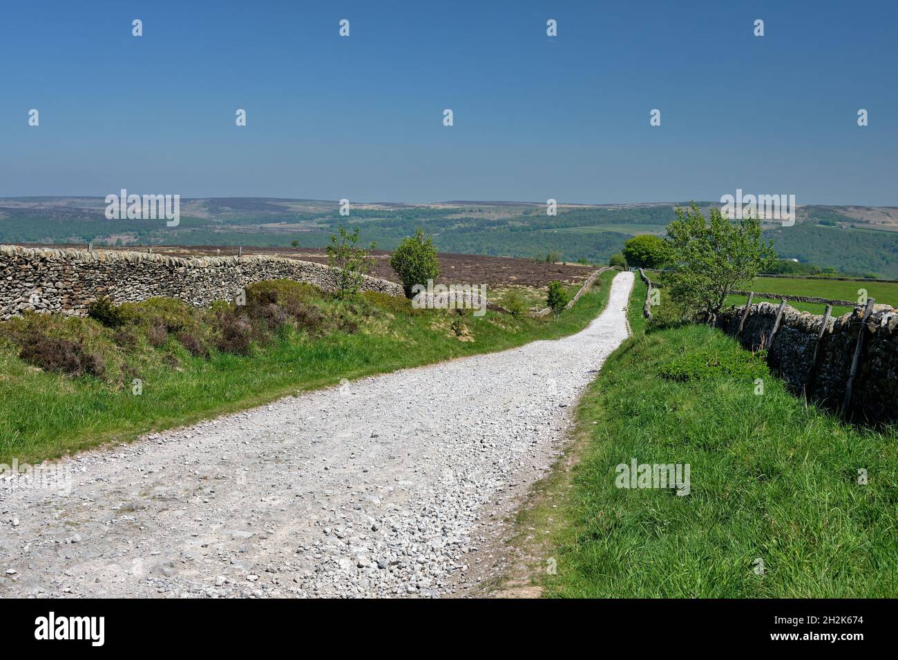 Gravel track descending Sir William Hill to Grindleford, Hope Valley, Peak District, UK Stock Photo