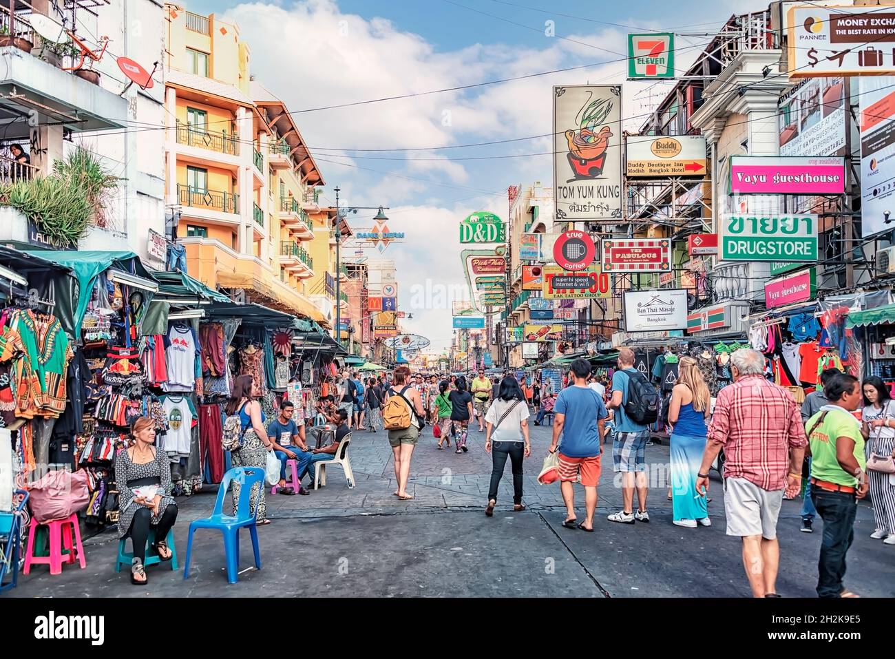 Kao san road hi-res stock photography and images - Alamy