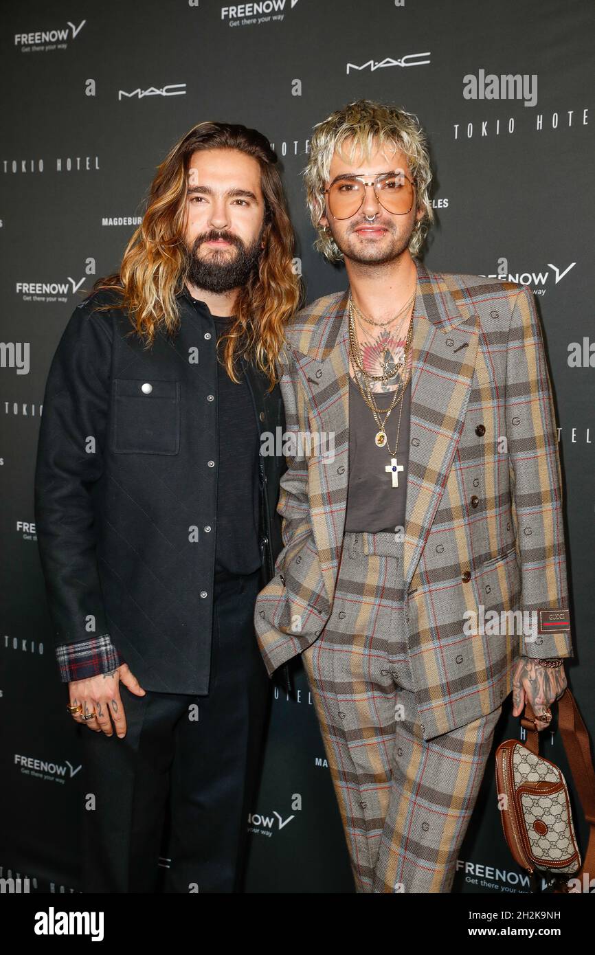 Berlin, Germany. 22nd Oct, 2021. Tom Kaulitz (l) and brother Bill Kaulitz arrive at the Tokio Hotel event in Berlin. On Friday Tokio Hotel will release the new single 'Here comes The Night' and at the same time this will be celebrated with an award ceremony in Berlin. Credit: Gerald Matzka/dpa/Alamy Live News Stock Photo