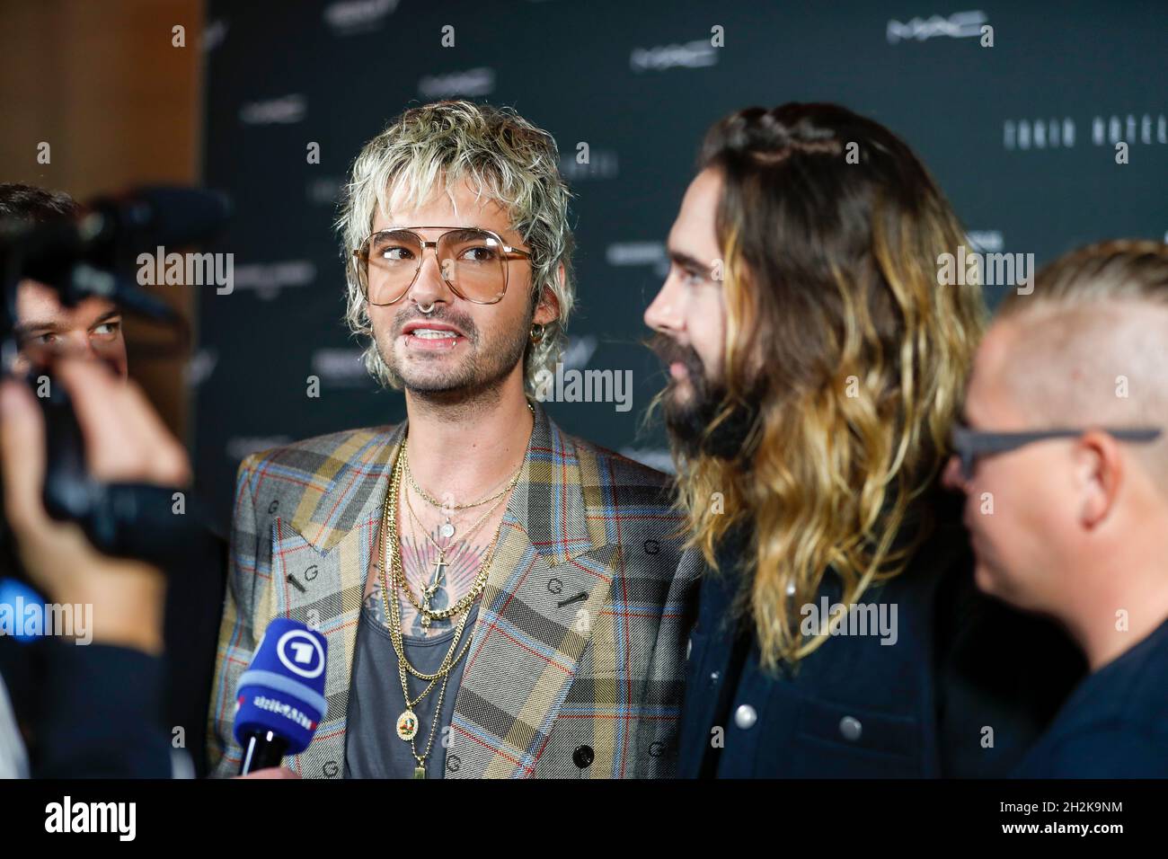 Berlin, Germany. 22nd Oct, 2021. Tom Kaulitz (l) and brother Bill Kaulitz answer questions from journalists at the Tokio Hotel event in Berlin. On Friday Tokio Hotel will release the new single 'Here comes The Night' and at the same time this will be celebrated with an award ceremony in Berlin. Credit: Gerald Matzka/dpa/Alamy Live News Stock Photo
