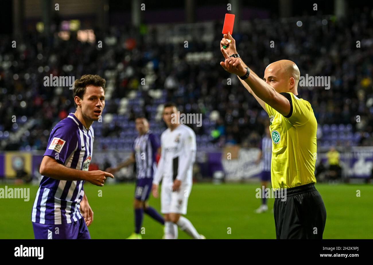 Aue, Germany. 22nd Oct, 2021. Football: 2. Bundesliga, Matchday 11, FC Erzgebirge Aue - FC Ingolstadt 04 at Erzgebirgsstadion in Aue. Referee Nicolas Winter shows Aue's Clemens Fandrich the red card. Credit: Hendrik Schmidt/dpa-Zentralbild/dpa - IMPORTANT NOTE: In accordance with the regulations of the DFL Deutsche Fußball Liga and/or the DFB Deutscher Fußball-Bund, it is prohibited to use or have used photographs taken in the stadium and/or of the match in the form of sequence pictures and/or video-like photo series./dpa/Alamy Live News Stock Photo