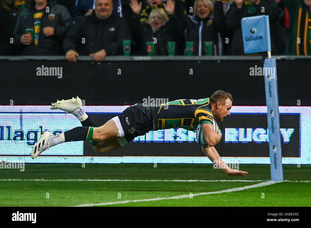 Rory hutchinson of northampton saints hi-res stock photography and ...