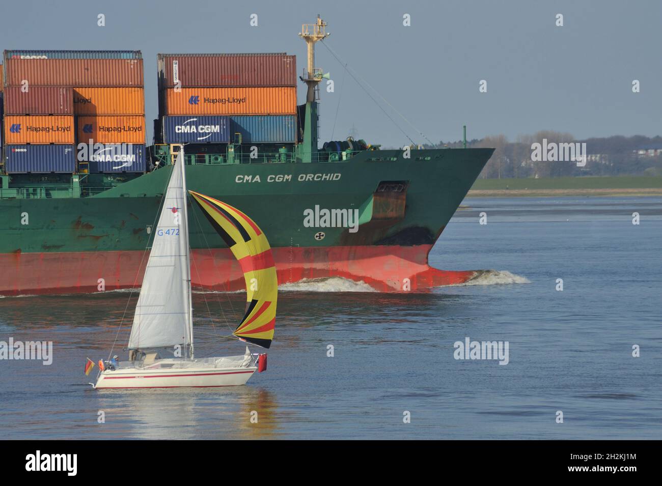 Containerschiff auf der Elbe bei Grünendeich, Alte Land, Landkreis Stade, Niedersachsen, Deutschland Stock Photo