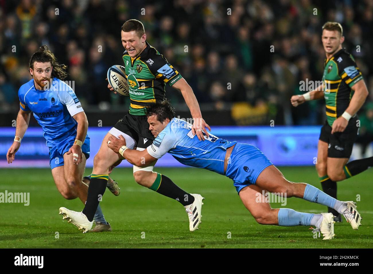 Northampton, UK. 22nd Oct, 2021. Fraser Dingwall of Northampton Saints is tackled by Francois Venter of Worcester Warriors in, on 10/22/2021. (Photo by Craig Thomas/News Images/Sipa USA) Credit: Sipa USA/Alamy Live News Credit: Sipa USA/Alamy Live News Stock Photo
