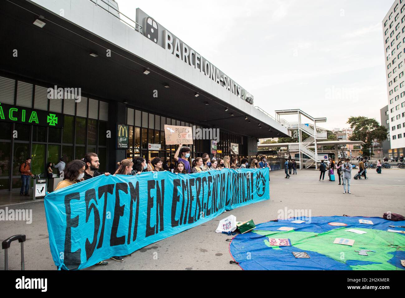 Protesters stand in front of Barcelona Sants railway station with a banner expressing their opinion during the demonstration.The Friday For Future movement in Barcelona has called a demonstration in front of Barcelona Sants, the main railway station in the city, for the United Nations Conference on Climate Change of 2021, COP26, in which they affirm the majority of proposals for the recovery of mobility after Covid-19 are based on false solutions, such as electric and hydrogen cars. (Photo by Thiago Prudencio / SOPA Images/Sipa USA) Stock Photo