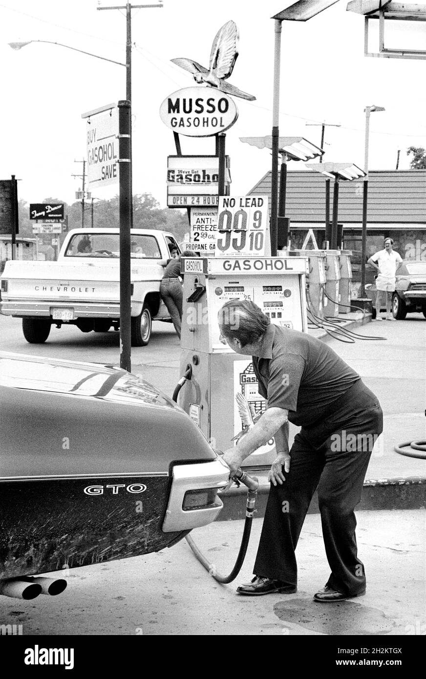 Man pumping Gasohol at Gas Station, Marion S. Trikosko, US News & World Report Magazine Collection, July 1979 Stock Photo