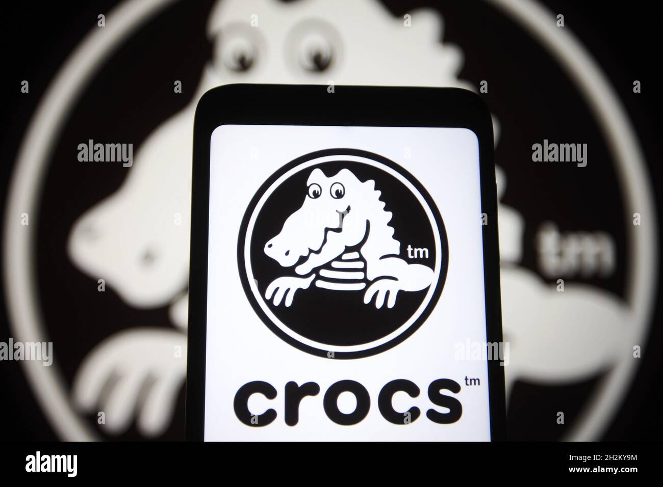 Ukraine. 22nd Oct, 2021. In this photo illustration a Crocs Inc. logo is  seen on a smartphone screen. (Photo by Pavlo Gonchar/SOPA Images/Sipa USA)  Credit: Sipa USA/Alamy Live News Stock Photo -