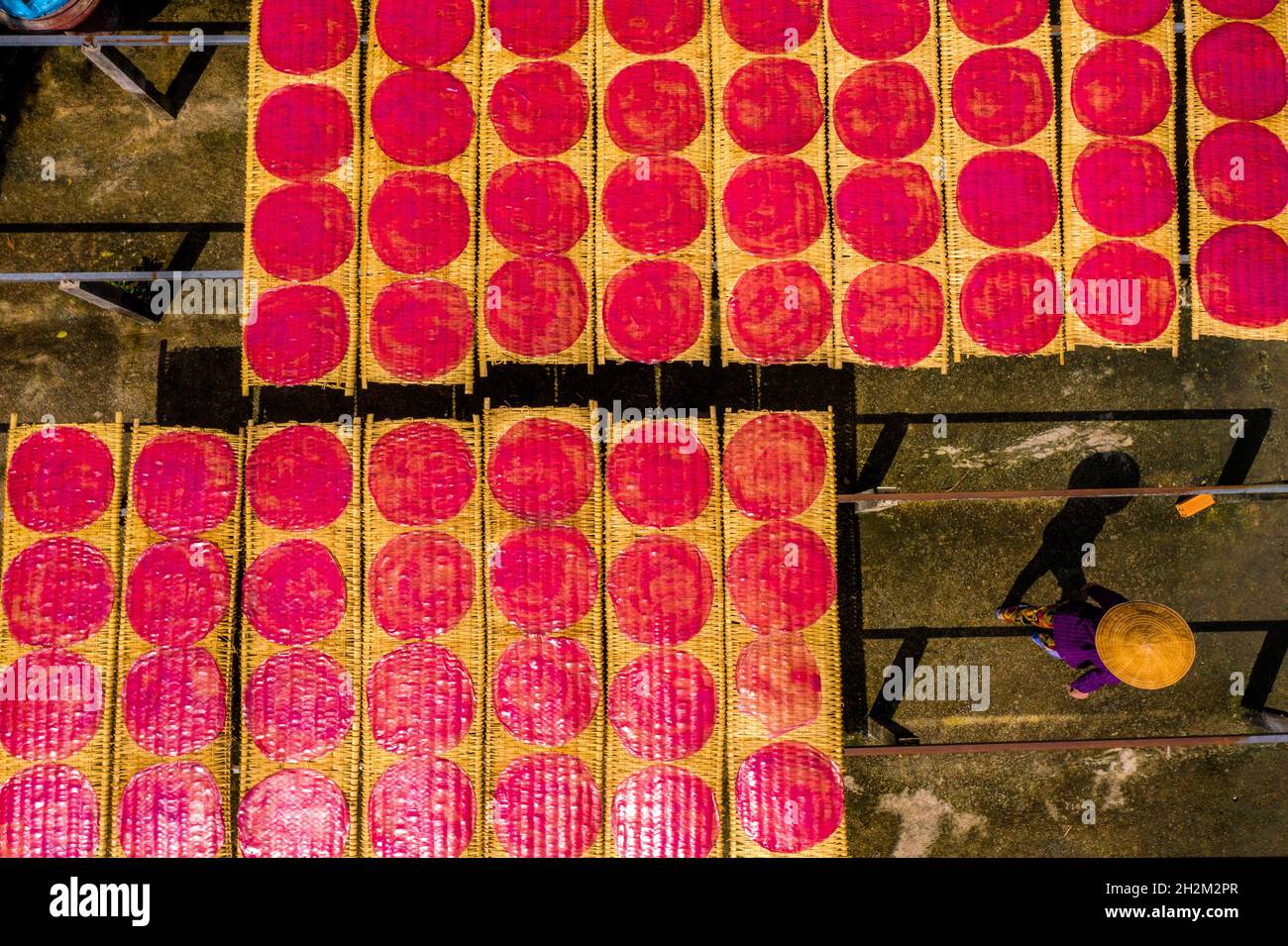 Vietnamese workers in rice factory hi-res stock photography and images ...