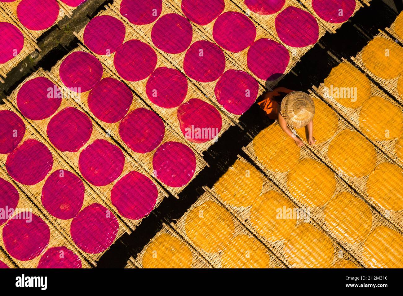 Vietnamese workers in rice factory hi-res stock photography and images ...
