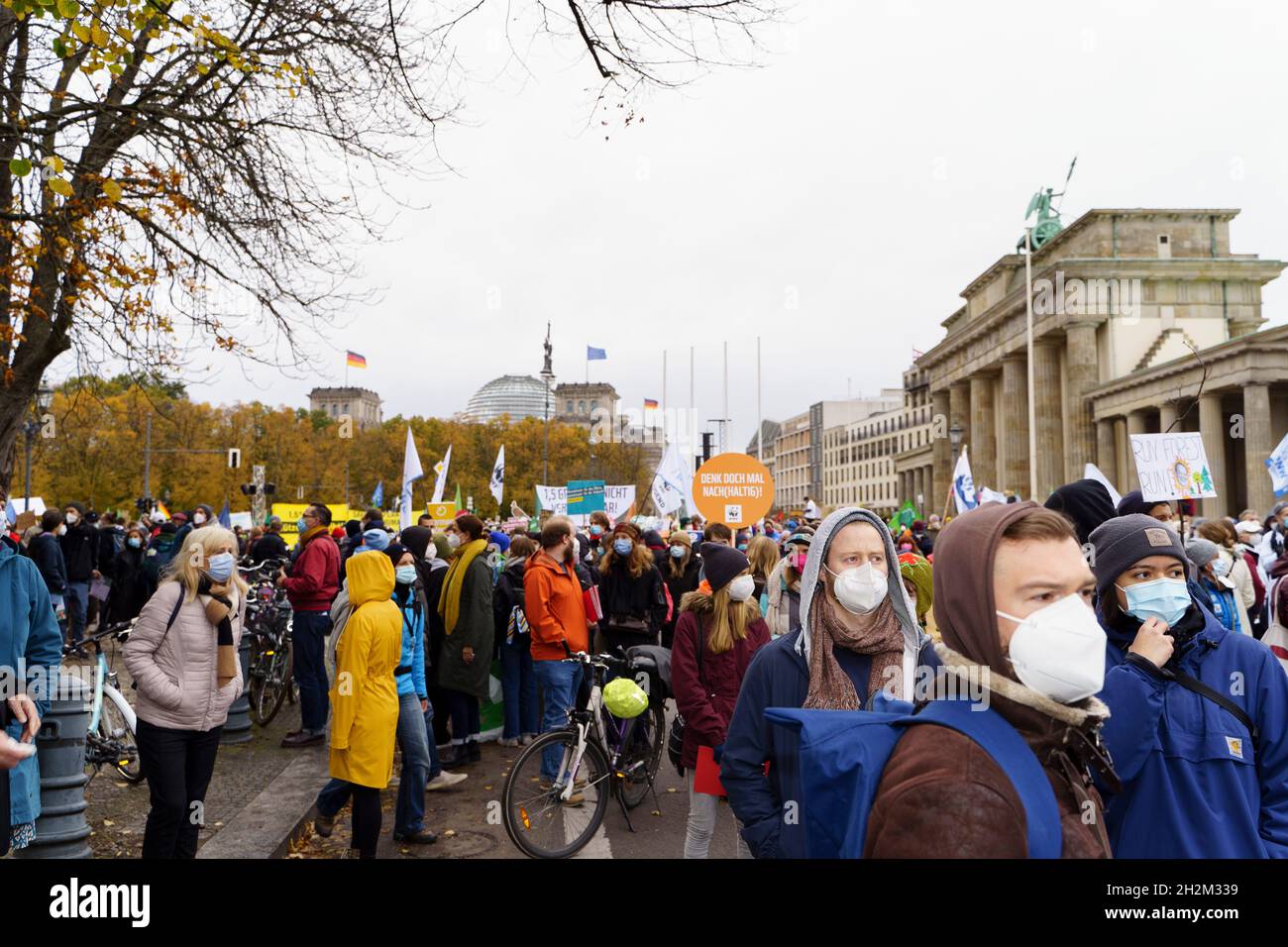 Berlin, Germany. 22nd Oct, 2021. Climate demonstration in Berlin. Thousands of people rallied at Berlin's iconic Brandenburg Gate, carrying banners calling on the next German government to place greater emphasis on tackling climate change. (Photo by Beata Siewicz/Pacific Press) Credit: Pacific Press Media Production Corp./Alamy Live News Stock Photo