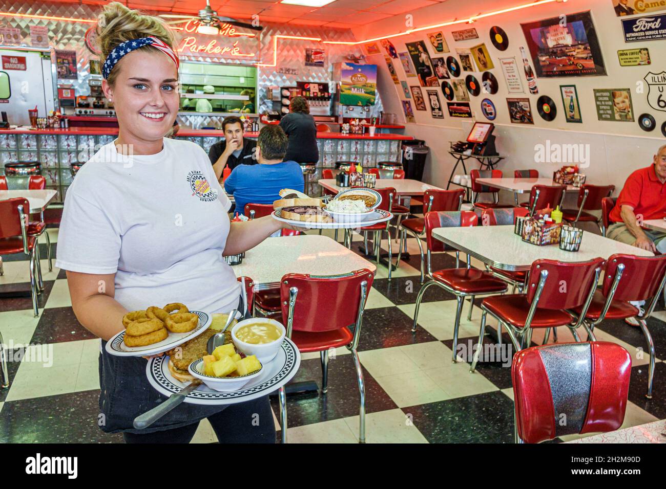 Springfield Illinois,Historic Route 66,Charlie Parker's Diner,restaurant inside interior woman female,waitress server food employee working staff Stock Photo