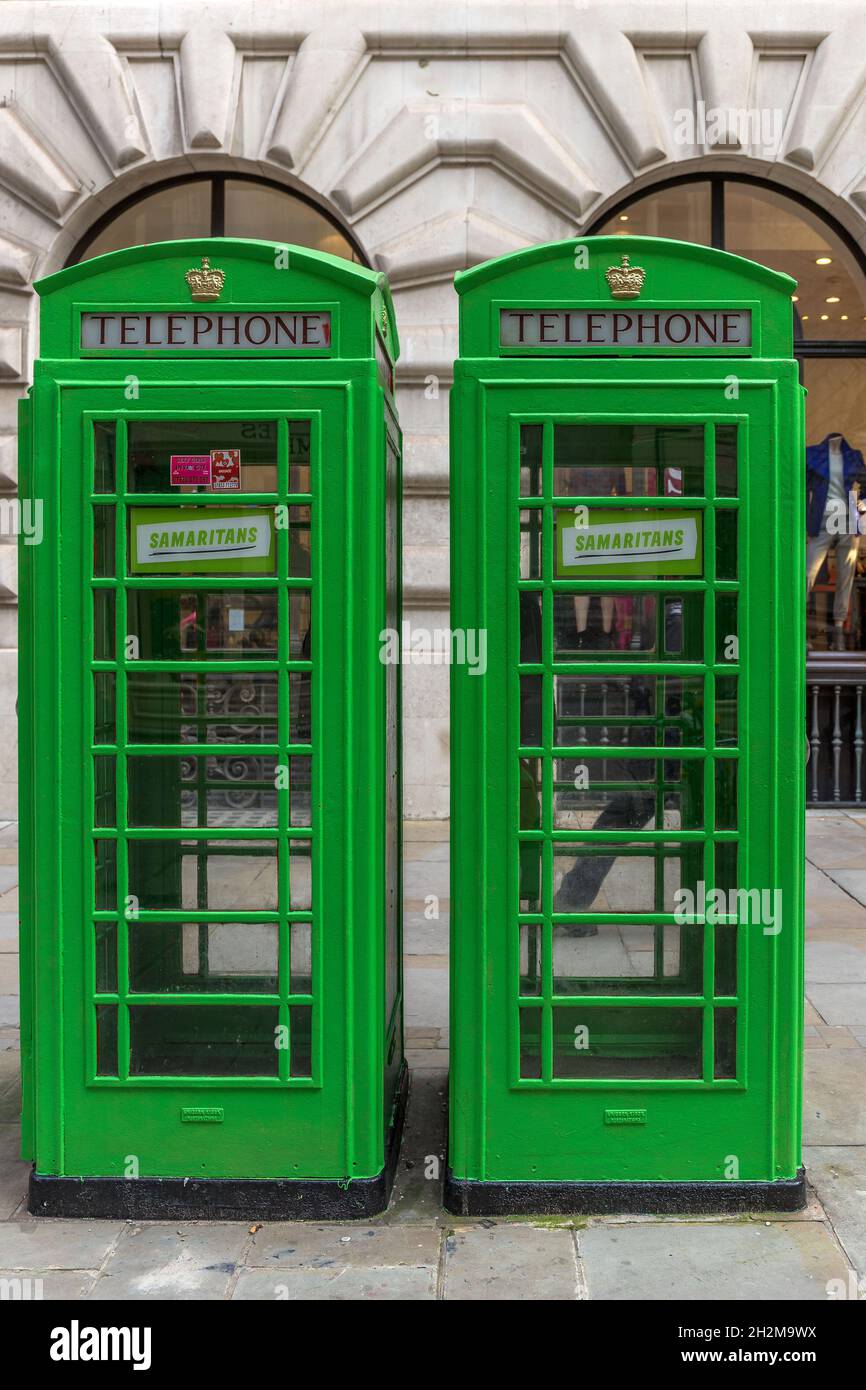 UNITED KINGDOM, LONDON, CITY, GREEN TELEPHONE BOX Stock Photo