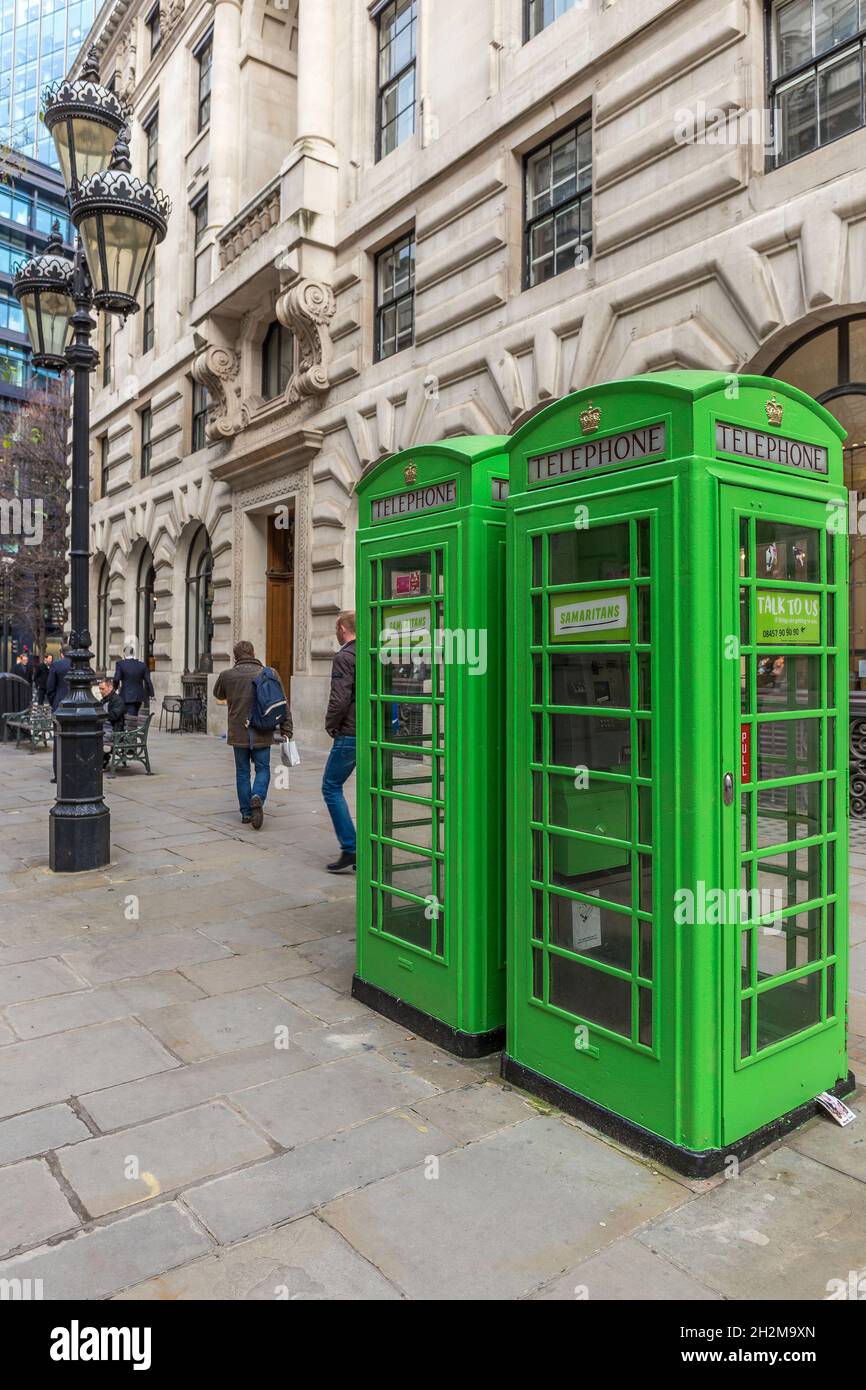 UNITED KINGDOM, LONDON, CITY, GREEN TELEPHONE BOX Stock Photo