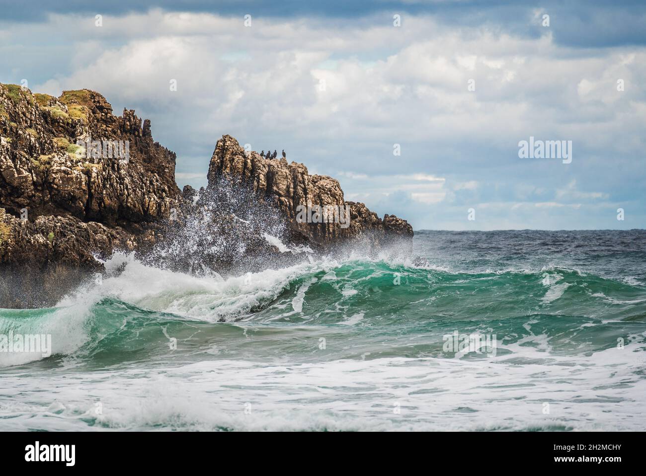 Ocean waves on rock shore hi-res stock photography and images - Alamy