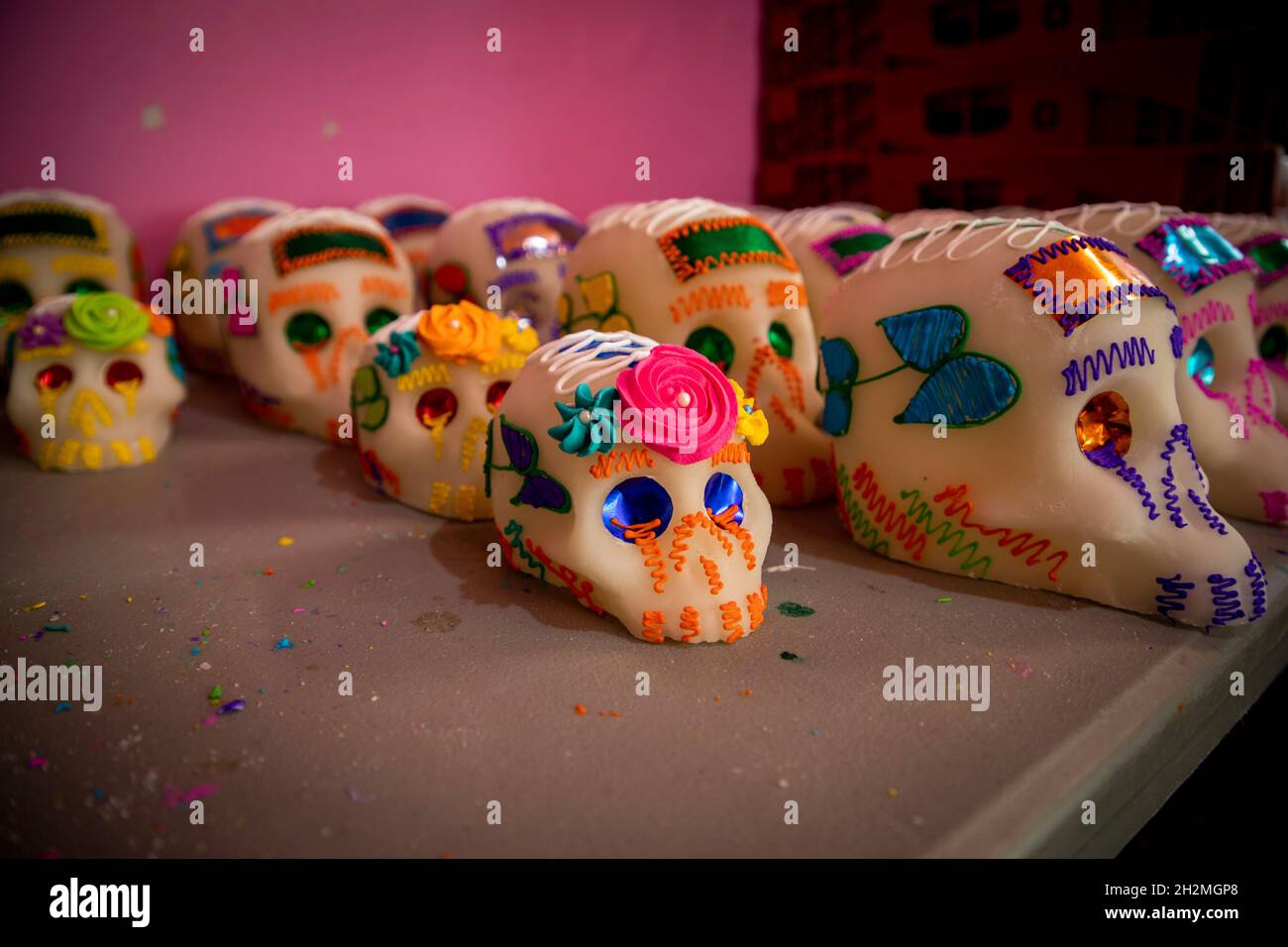 Mexiko Stadt, Mexico. 18th Oct, 2021. Sugar skulls are prepared before the Day of the Dead for later sale in the markets. In Mexico, the Day of the Dead is a contemplative holiday. Altars are erected and decorated in houses and apartments. (to dpa 'Between tradition and marketing: The reinvention of the Day of the Dead') Credit: Jair Cabrera Torres/dpa/Alamy Live News Stock Photo