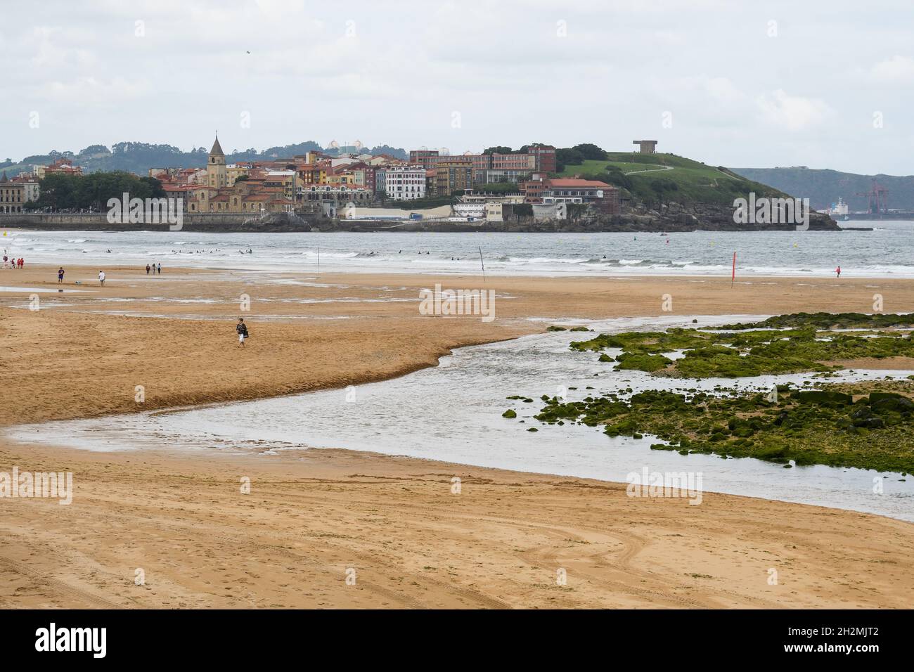 San lorenzo beach in Gijón, with Cimadevilla in the background Stock Photo