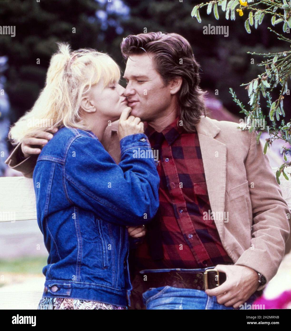 KURT RUSSELL and GOLDIE HAWN in OVERBOARD (1987), directed by GARRY MARSHALL. Credit: M.G.M. / Album Stock Photo