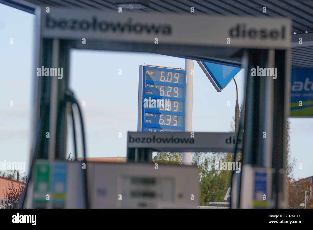 Slubice, Poland. 23rd Oct, 2021. View on Saturday morning, 23.10.2021 on a price board of a gas station in Poland, near the German-Polish border. Converted, the liter of diesel cost 1.30 euros. Due to the high fuel prices in Germany, more and more German citizens are driving to neighbouring Poland to fill up their cars. Credit: Jörg Carstensen/dpa/Alamy Live News Stock Photo