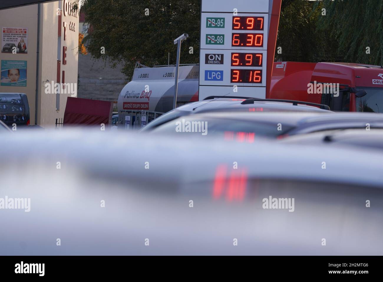 Slubice, Poland. 23rd Oct, 2021. View on Saturday morning, 23.10.2021 on the price board of a gas station in Poland, near the German-Polish border. Converted, a litre of diesel cost 1.30 euros. Due to the high fuel prices in Germany, more and more German citizens are driving to neighbouring Poland to fill up their cars. Credit: Jörg Carstensen/dpa/Alamy Live News Stock Photo