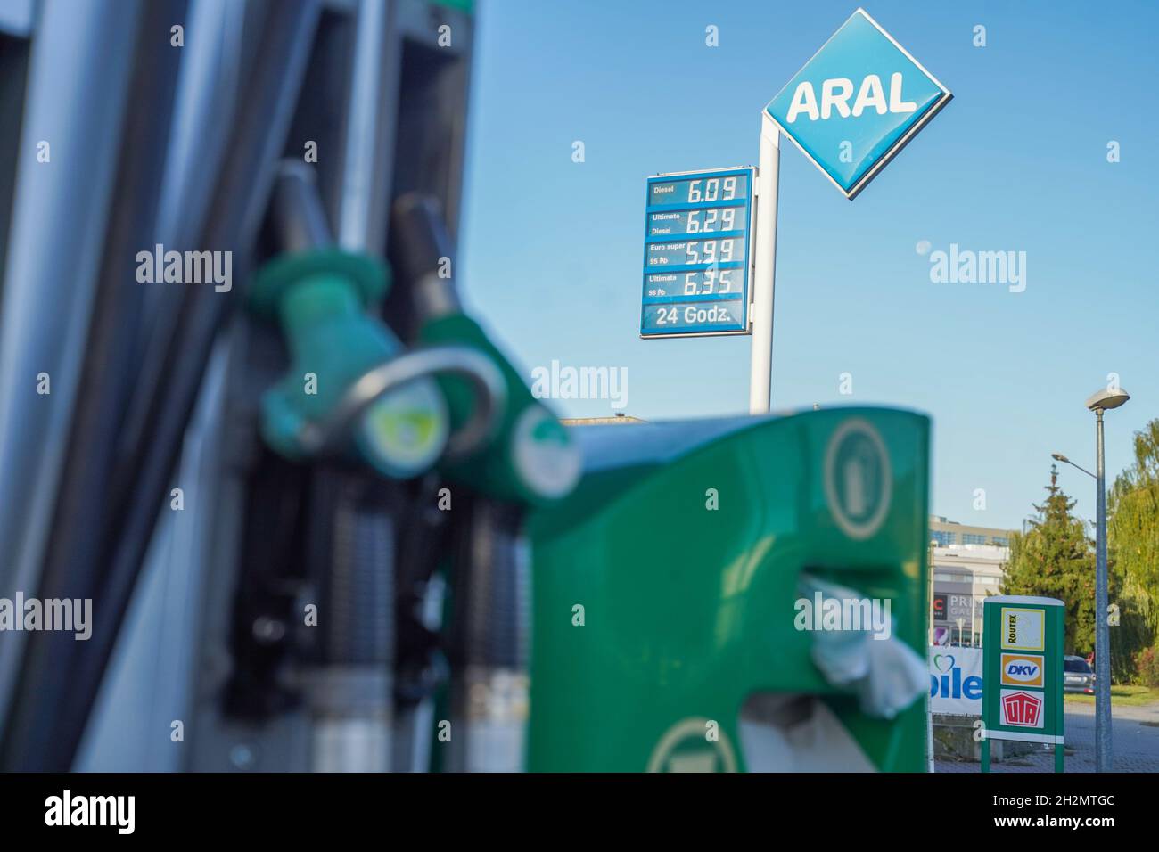 Slubice, Poland. 23rd Oct, 2021. View on Saturday morning, 23.10.2021 on the price board of a gas station in Poland, near the German-Polish border. Converted, a litre of diesel cost 1.30 euros. Due to the high fuel prices in Germany, more and more German citizens are driving to neighbouring Poland to fill up their cars. Credit: Jörg Carstensen/dpa/Alamy Live News Stock Photo