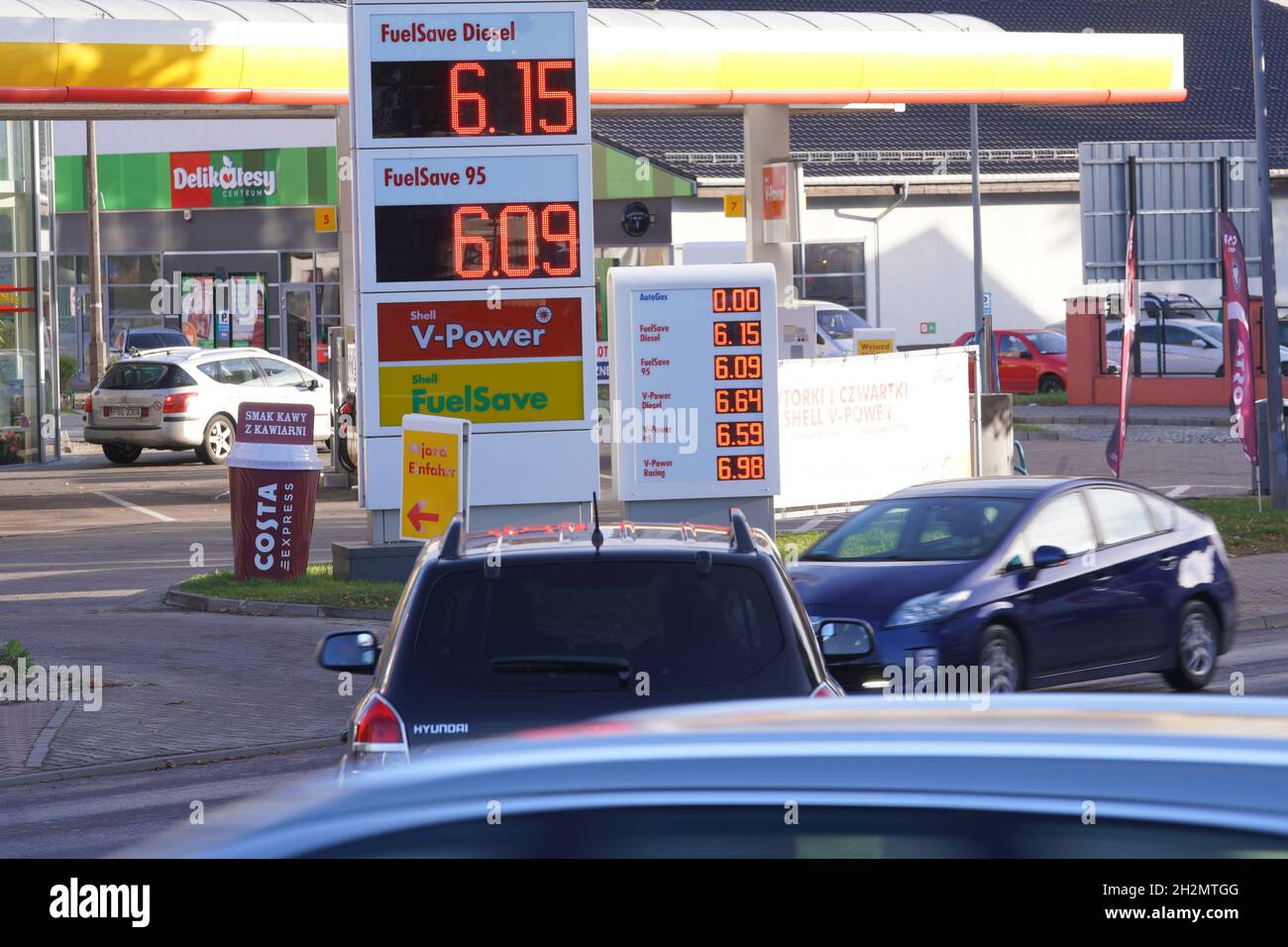 Slubice, Poland. 23rd Oct, 2021. View on Saturday morning, 23.10.2021 on a Shell gas station in Poland, near the German-Polish border. Converted, the liter of diesel cost 1.30 euros. Due to the high fuel prices in Germany, more and more German citizens are driving to neighbouring Poland to fill up their cars. Credit: Jörg Carstensen/dpa/Alamy Live News Stock Photo