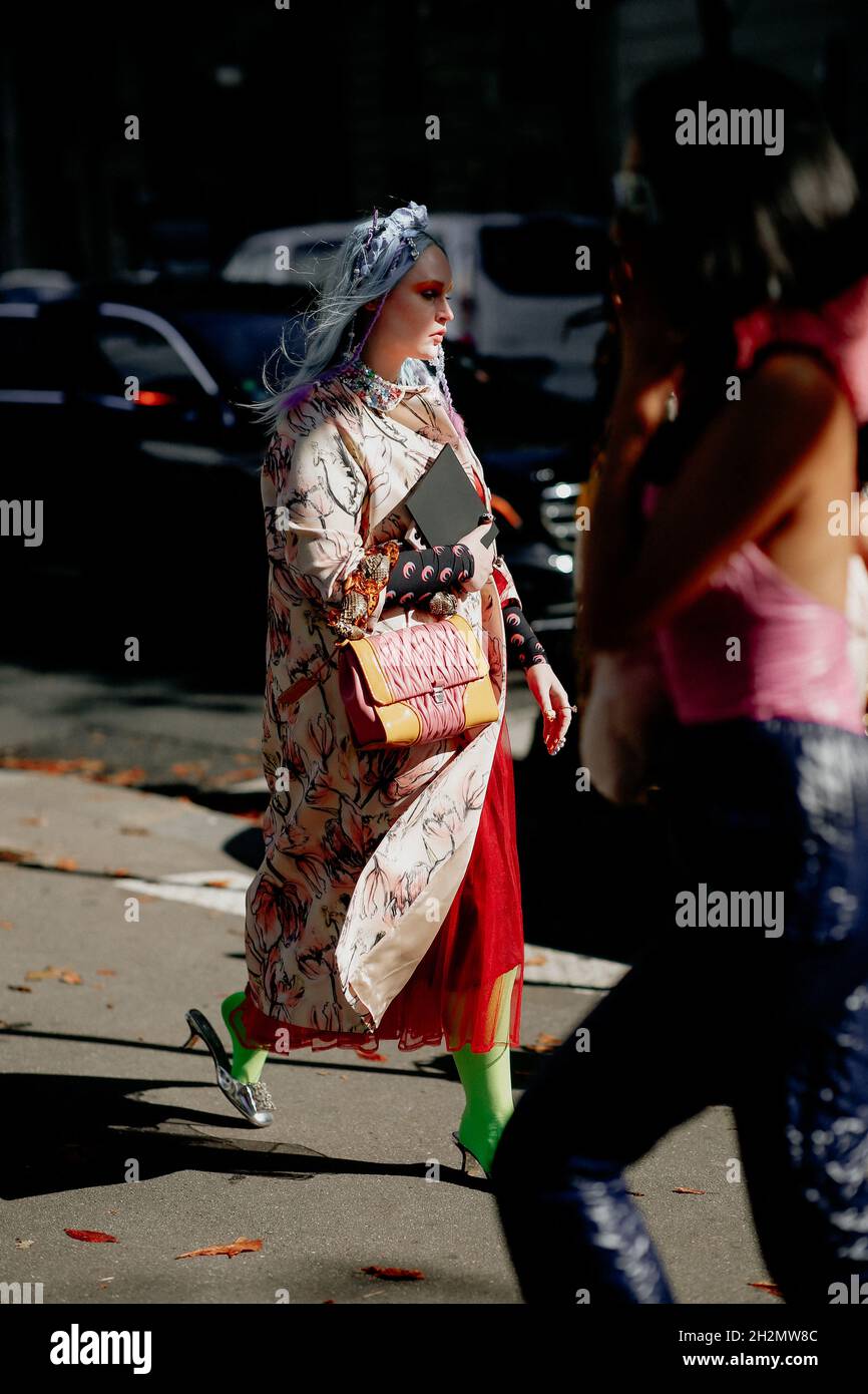 Street style, Kristen Bateman arriving at Miu Miu Spring Summer 2022