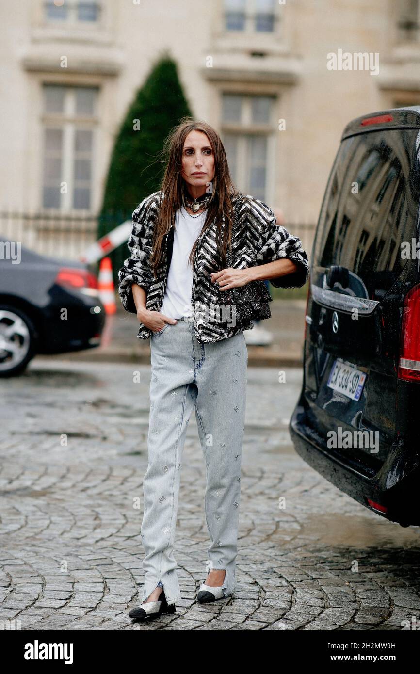 Street style, Loulou de Saison arriving at Chanel Spring Summer 2022 show,  held at Grand Palais Ephemere, Paris, France, on October 5, 2021. Photo by  Marie-Paola Bertrand-Hillion/ABACAPRESS.COM Stock Photo - Alamy