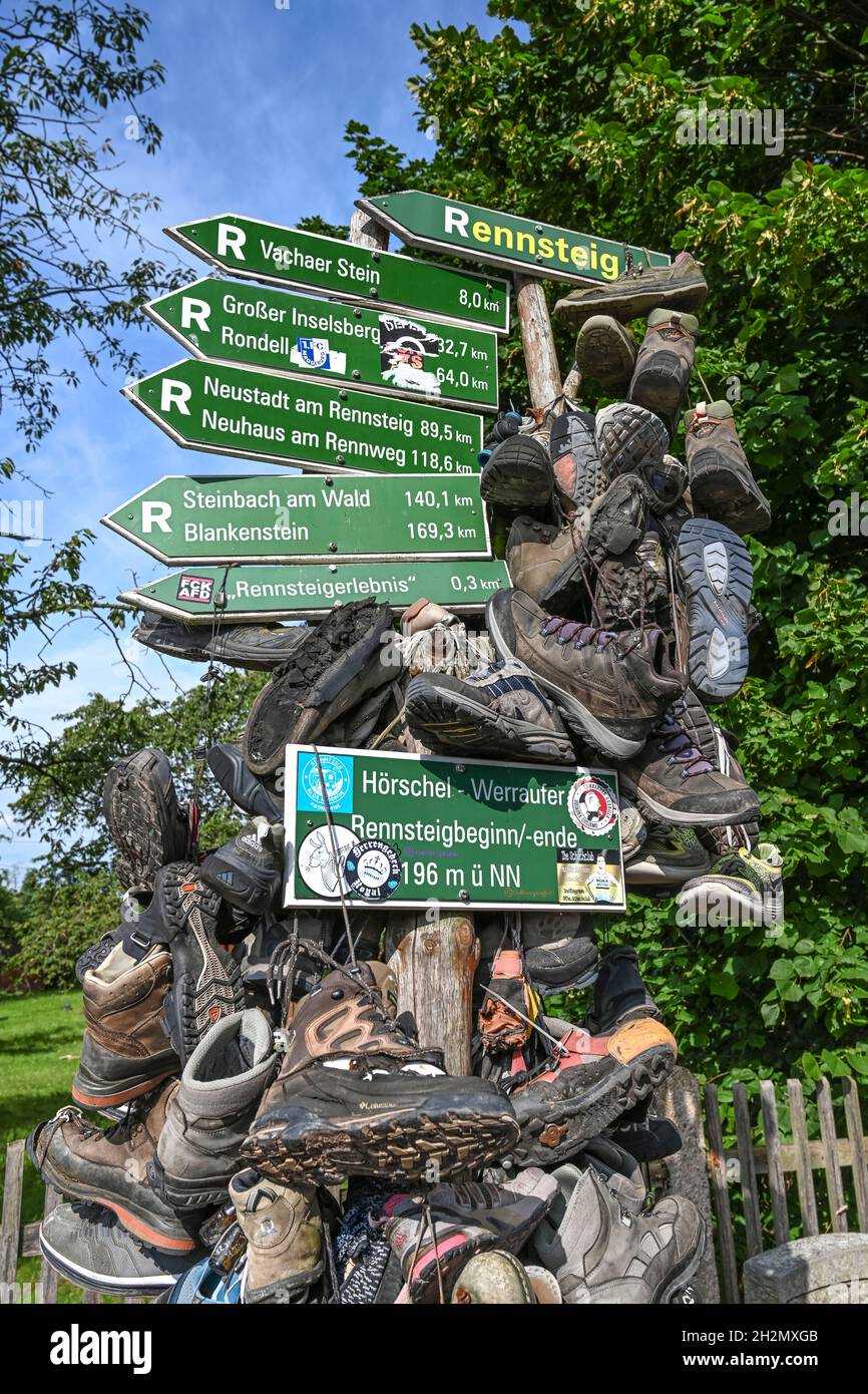 Beginn Rennsteig Wanderweg, Wegweiser, Wanderschuhe, Hörschel, Thüringen, Deutschland Stock Photo