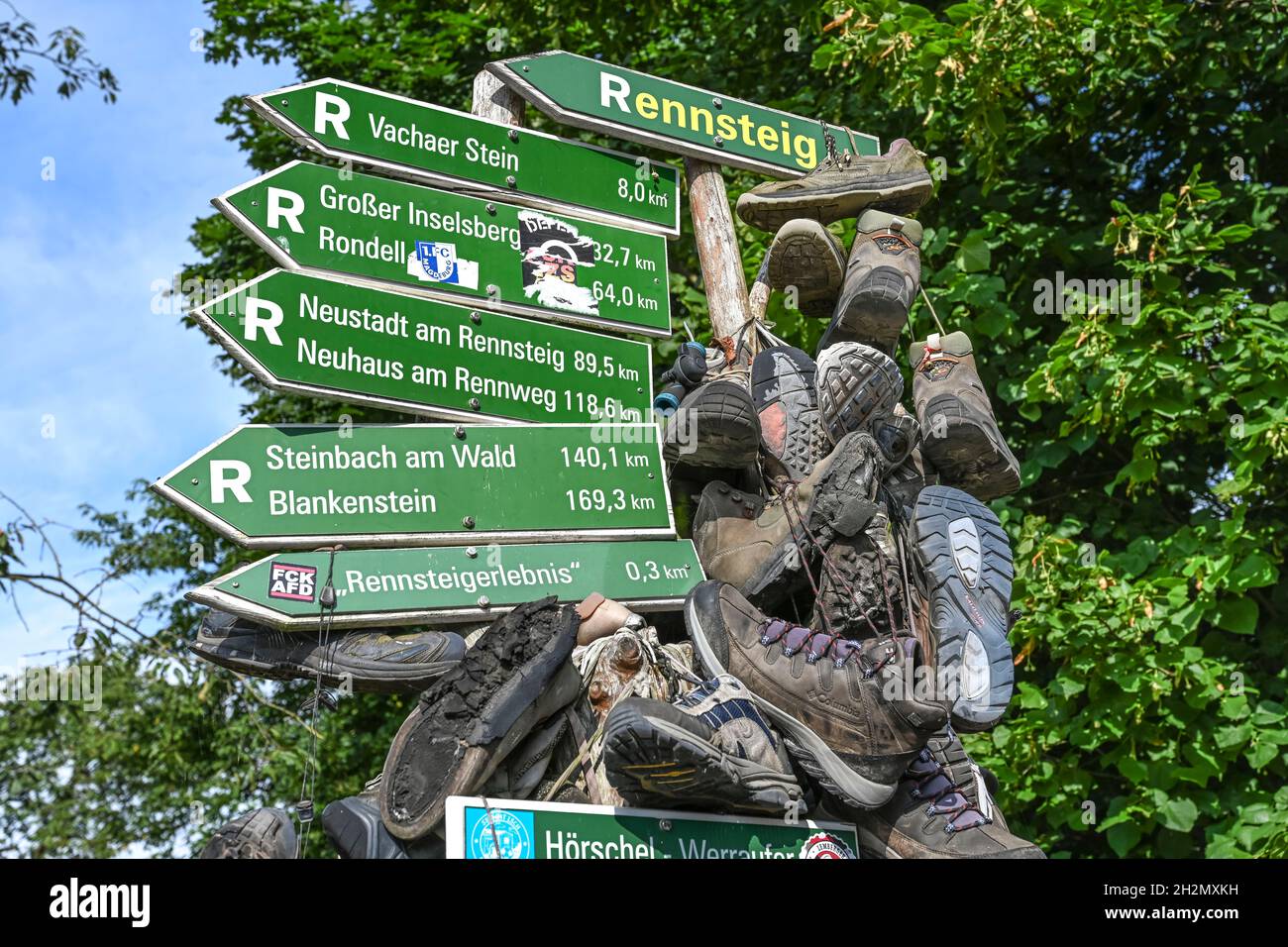 Beginn Rennsteig Wanderweg, Wegweiser, Wanderschuhe, Hörschel, Thüringen, Deutschland Stock Photo