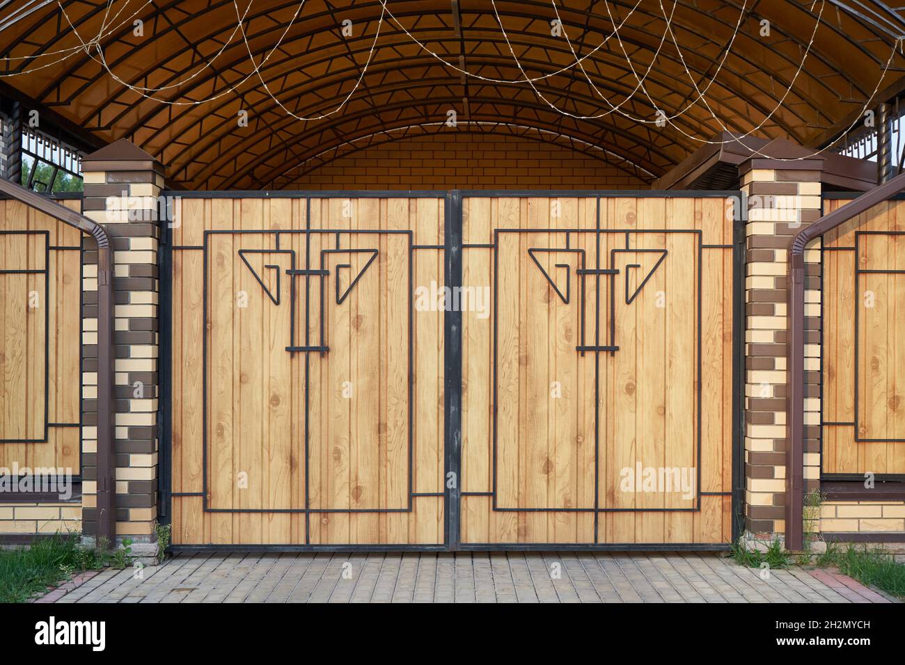 Private metal gates with profiled sheet inserts with wood effect Stock