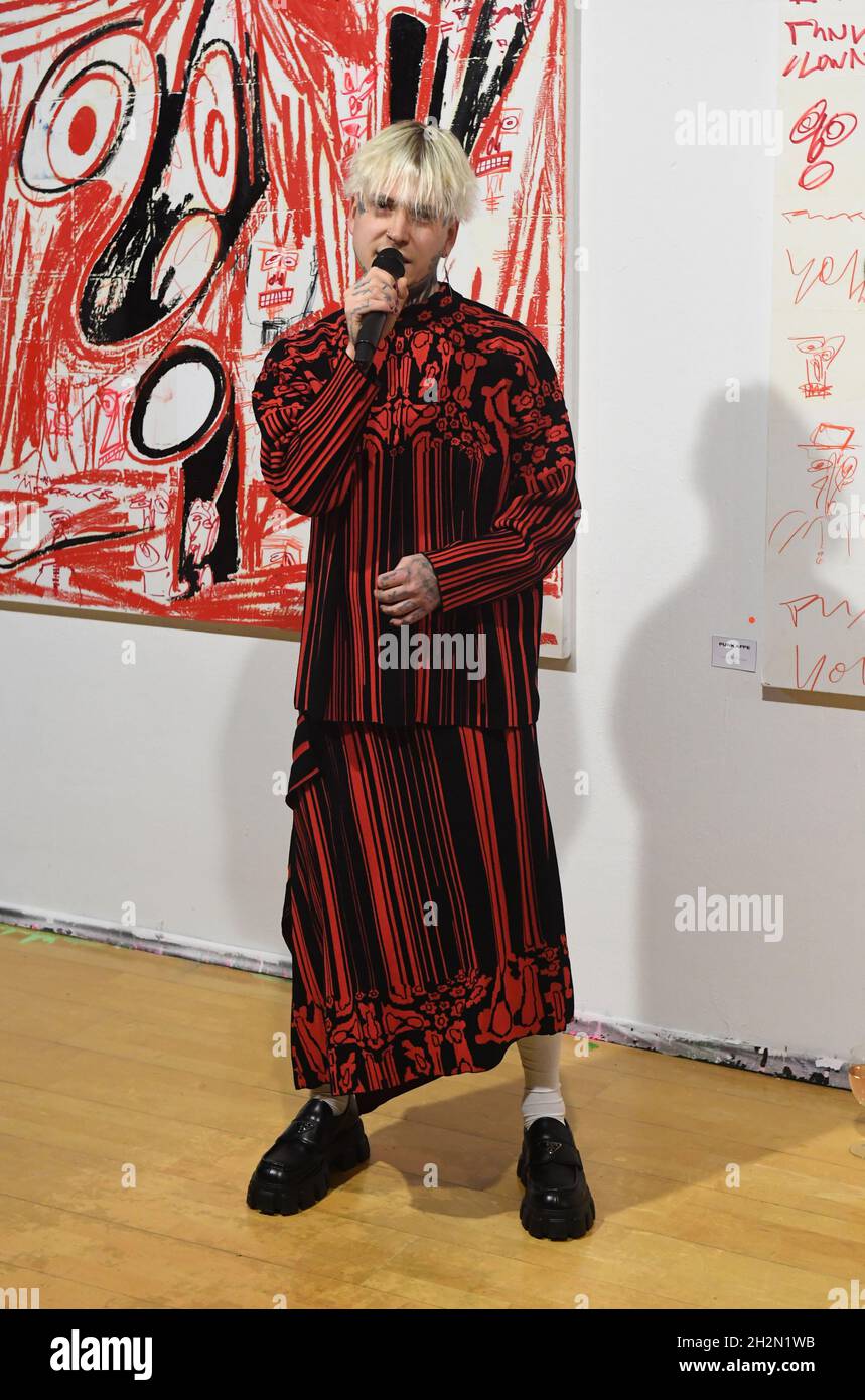 Munich, Germany. 22nd Oct, 2021. The artist Alexander Höller speaks at his vernissage, whose motto is 'Tabula Rasa - Radical New Beginning'. Höller likes to be called a shooting star. Credit: Felix Hörhager/dpa/Alamy Live News Stock Photo