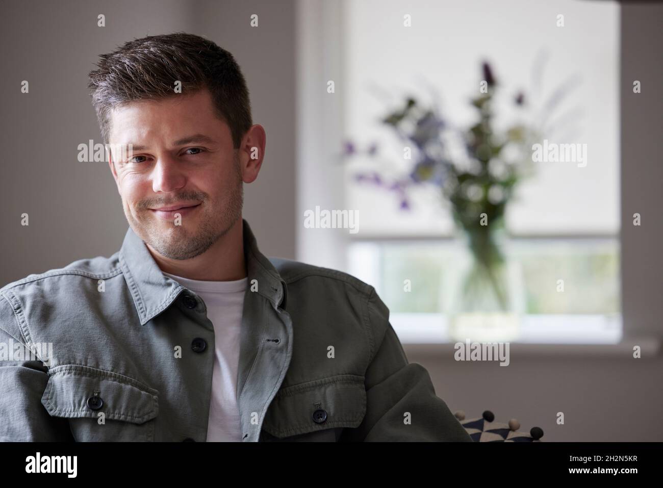Man sitting cross legged on chair hi-res stock photography and images ...