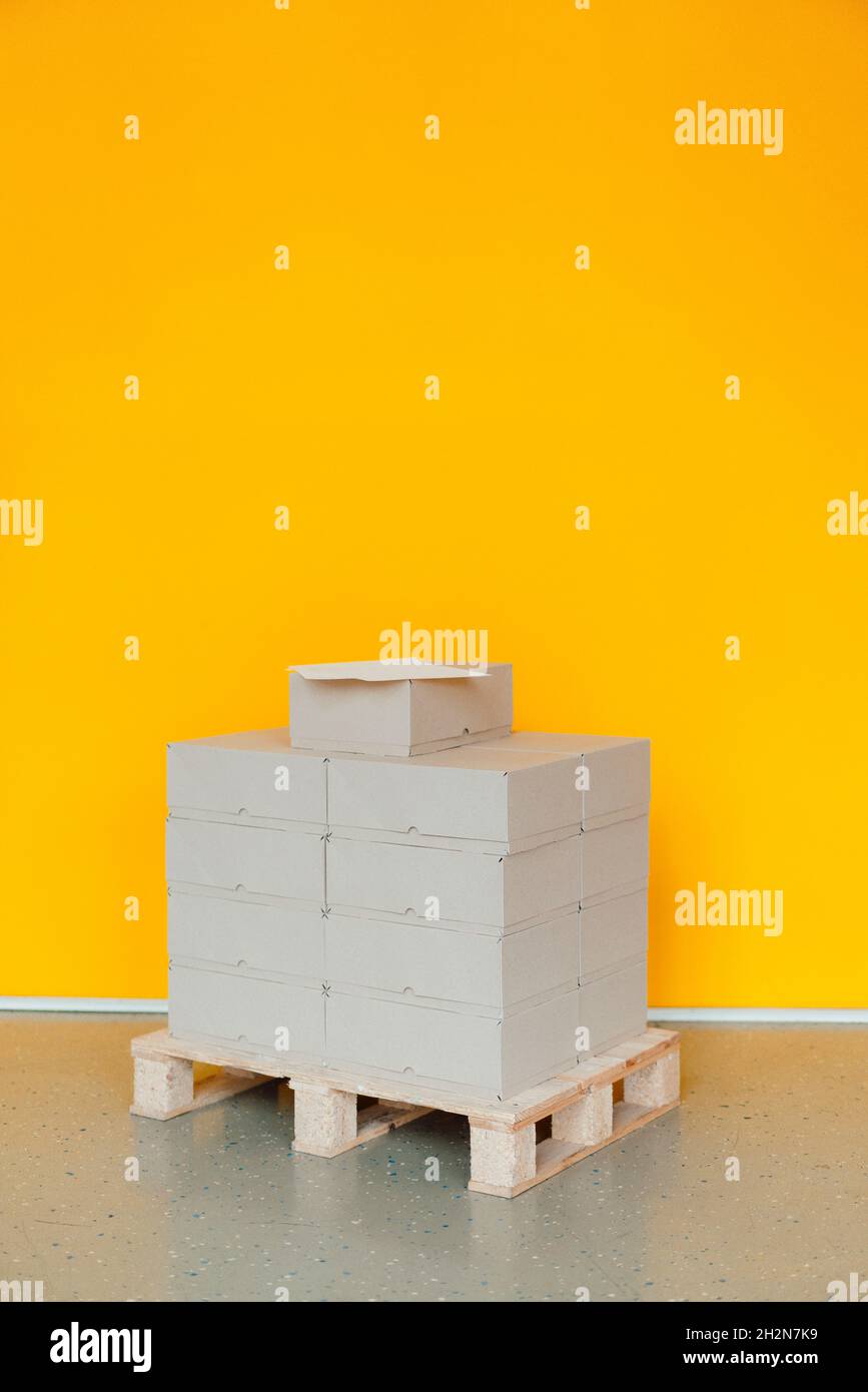 Stack boxes on pallet pallet hires stock photography and images Alamy