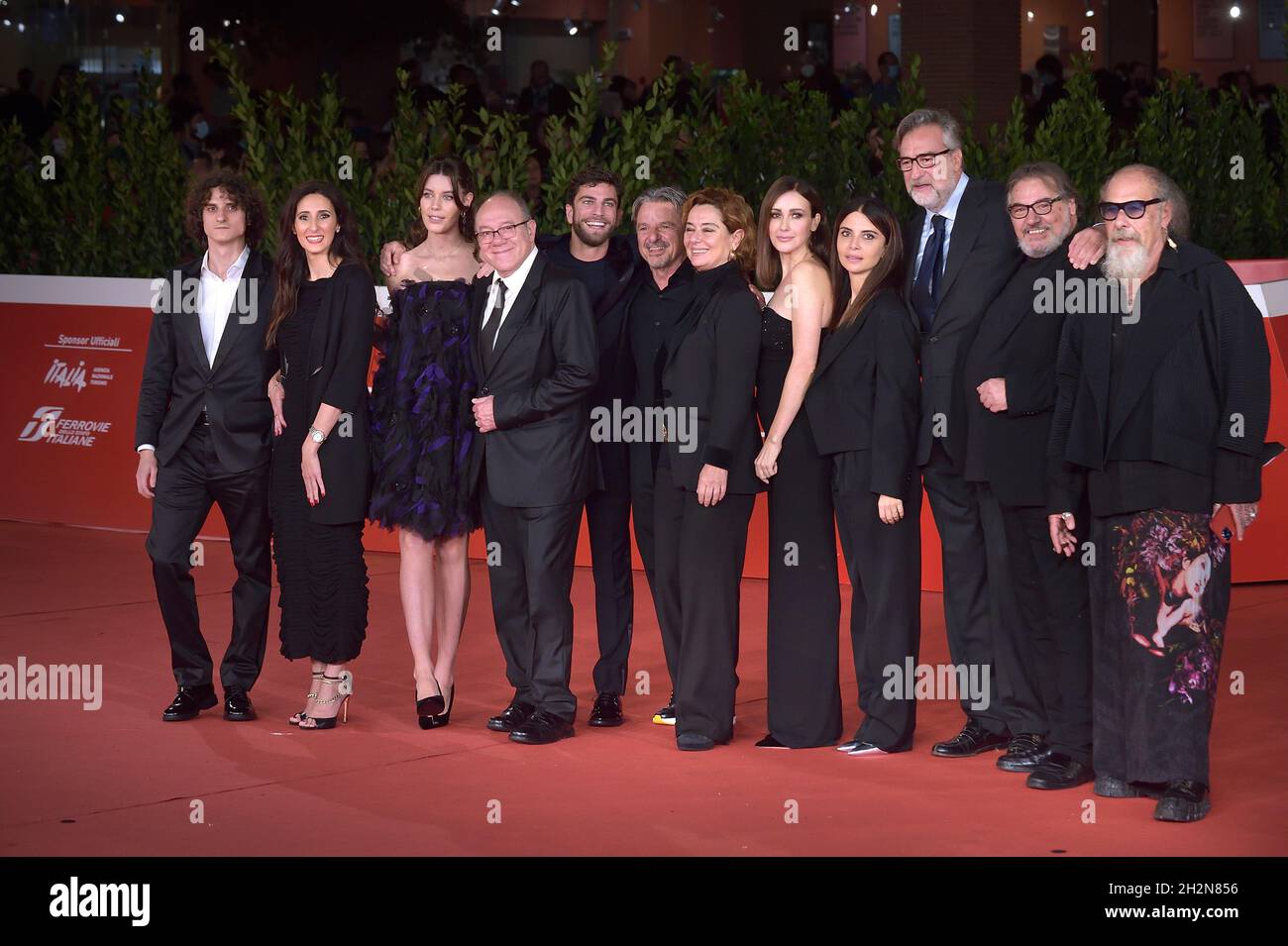 Rome, Italy. 22nd Oct, 2021. ROME, ITALY - OCTOBER 22: Antonio Bannò, Giada Benedetti, Caterina De Angelis, Carlo Verdone, Filippo Contri, Arnaldo Catinari, Monica Guerritore, Anita Caprioli, Claudia Potenza, Max Tortora, guest, Roberto D'Agostino attend the red carpet of the movie 'Vita da Carlo' during the 16th Rome Film Fest 2021 on October 22, 2021 in Rome, Italy. Credit: dpa/Alamy Live News Stock Photo