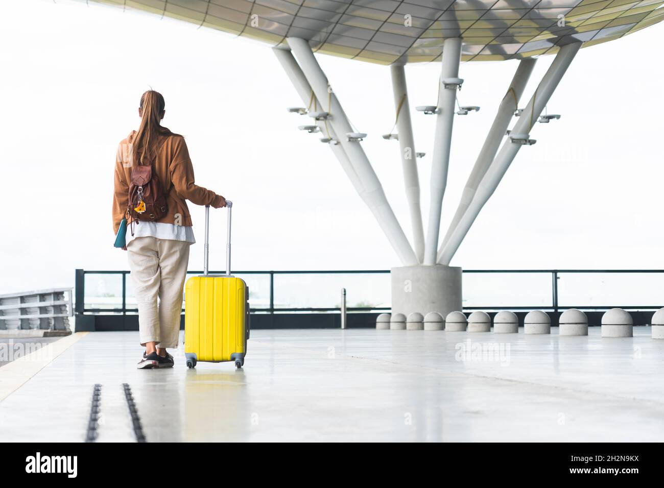 Airport luggage walking hires stock photography and images Alamy