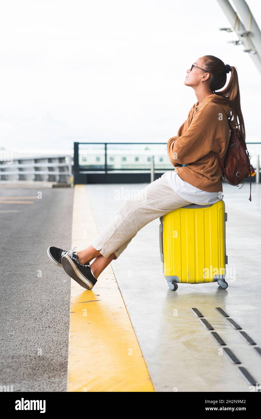 Woman at airport luggage hi-res stock photography and images - Alamy